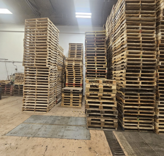Empilements de palettes en bois — photo du site de Palettes Janvier